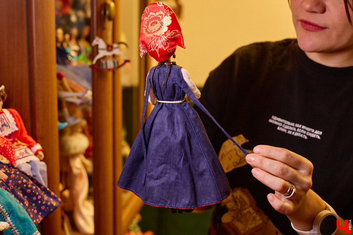 Играть в куклы можно в любом возрасте. Впрочем, зрелые люди ищут в таком хобби нечто большее. Например, Ольга Куликова не только собирает Барби, которых набралось несколько сотен. Она создала домашний музей национальных костюмов в миниатюре. О собранных ею образах и коллекции в целом стилист поведала нашему изданию.
