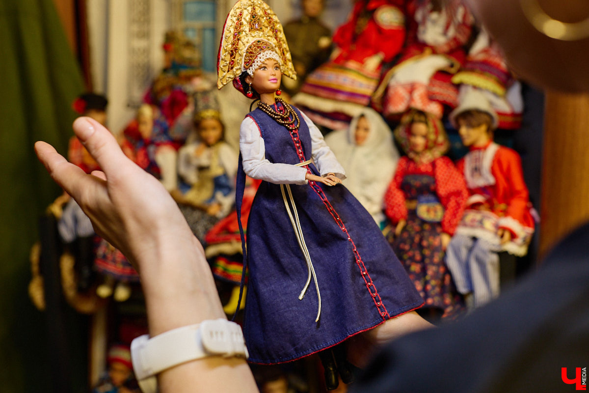 Играть в куклы можно в любом возрасте. Впрочем, зрелые люди ищут в таком хобби нечто большее. Например, Ольга Куликова не только собирает Барби, которых набралось несколько сотен. Она создала домашний музей национальных костюмов в миниатюре. О собранных ею образах и коллекции в целом стилист поведала нашему изданию.