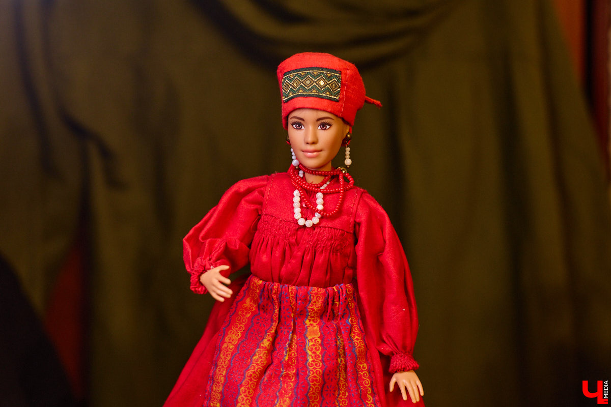 Играть в куклы можно в любом возрасте. Впрочем, зрелые люди ищут в таком хобби нечто большее. Например, Ольга Куликова не только собирает Барби, которых набралось несколько сотен. Она создала домашний музей национальных костюмов в миниатюре. О собранных ею образах и коллекции в целом стилист поведала нашему изданию.