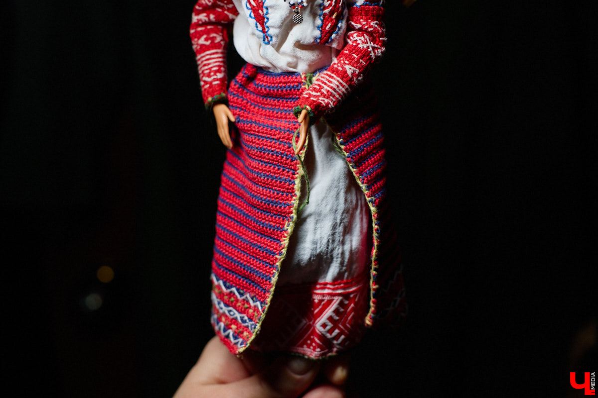 Играть в куклы можно в любом возрасте. Впрочем, зрелые люди ищут в таком хобби нечто большее. Например, Ольга Куликова не только собирает Барби, которых набралось несколько сотен. Она создала домашний музей национальных костюмов в миниатюре. О собранных ею образах и коллекции в целом стилист поведала нашему изданию.