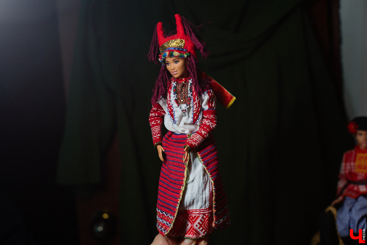 Играть в куклы можно в любом возрасте. Впрочем, зрелые люди ищут в таком хобби нечто большее. Например, Ольга Куликова не только собирает Барби, которых набралось несколько сотен. Она создала домашний музей национальных костюмов в миниатюре. О собранных ею образах и коллекции в целом стилист поведала нашему изданию.