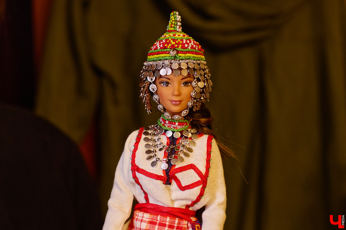 Играть в куклы можно в любом возрасте. Впрочем, зрелые люди ищут в таком хобби нечто большее. Например, Ольга Куликова не только собирает Барби, которых набралось несколько сотен. Она создала домашний музей национальных костюмов в миниатюре. О собранных ею образах и коллекции в целом стилист поведала нашему изданию.