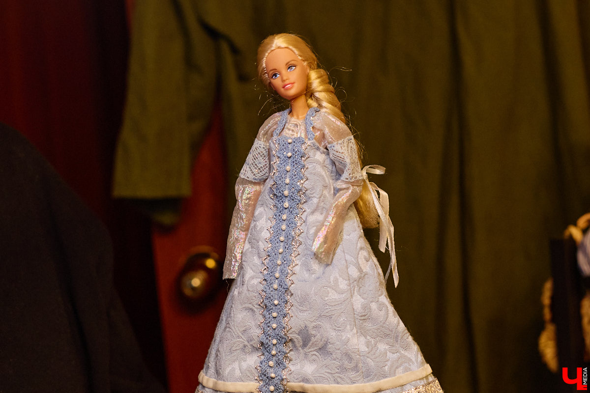 Играть в куклы можно в любом возрасте. Впрочем, зрелые люди ищут в таком хобби нечто большее. Например, Ольга Куликова не только собирает Барби, которых набралось несколько сотен. Она создала домашний музей национальных костюмов в миниатюре. О собранных ею образах и коллекции в целом стилист поведала нашему изданию.