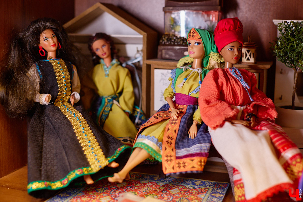 Играть в куклы можно в любом возрасте. Впрочем, зрелые люди ищут в таком хобби нечто большее. Например, Ольга Куликова не только собирает Барби, которых набралось несколько сотен. Она создала домашний музей национальных костюмов в миниатюре. О собранных ею образах и коллекции в целом стилист поведала нашему изданию.