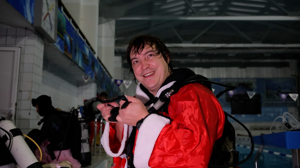 Любители подводного плавания из Владимира завершили марафон январских торжеств оригинальной вечеринкой на дне городского бассейна. Погрузилась туда дружная компания дайверов ровно в полночь по московскому времени, чтобы символически встретить старый Новый год в привычной для себя стихии.