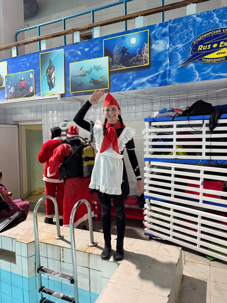 Любители подводного плавания из Владимира завершили марафон январских торжеств оригинальной вечеринкой на дне городского бассейна. Погрузилась туда дружная компания дайверов ровно в полночь по московскому времени, чтобы символически встретить старый Новый год в привычной для себя стихии.