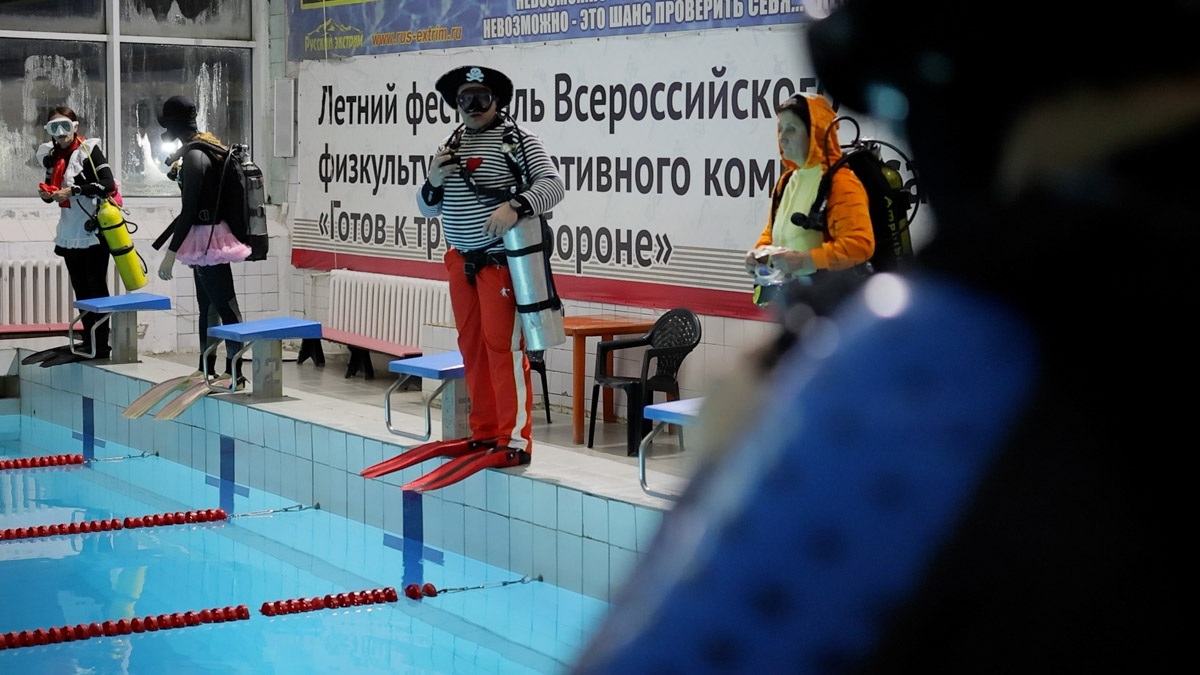 Любители подводного плавания из Владимира завершили марафон январских торжеств оригинальной вечеринкой на дне городского бассейна. Погрузилась туда дружная компания дайверов ровно в полночь по московскому времени, чтобы символически встретить старый Новый год в привычной для себя стихии.