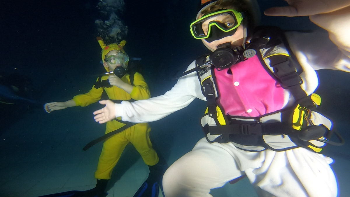 Любители подводного плавания из Владимира завершили марафон январских торжеств оригинальной вечеринкой на дне городского бассейна. Погрузилась туда дружная компания дайверов ровно в полночь по московскому времени, чтобы символически встретить старый Новый год в привычной для себя стихии.