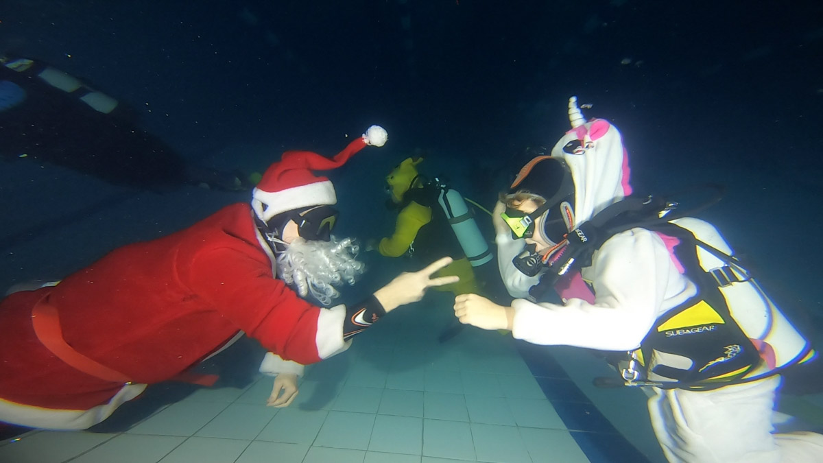 Любители подводного плавания из Владимира завершили марафон январских торжеств оригинальной вечеринкой на дне городского бассейна. Погрузилась туда дружная компания дайверов ровно в полночь по московскому времени, чтобы символически встретить старый Новый год в привычной для себя стихии.