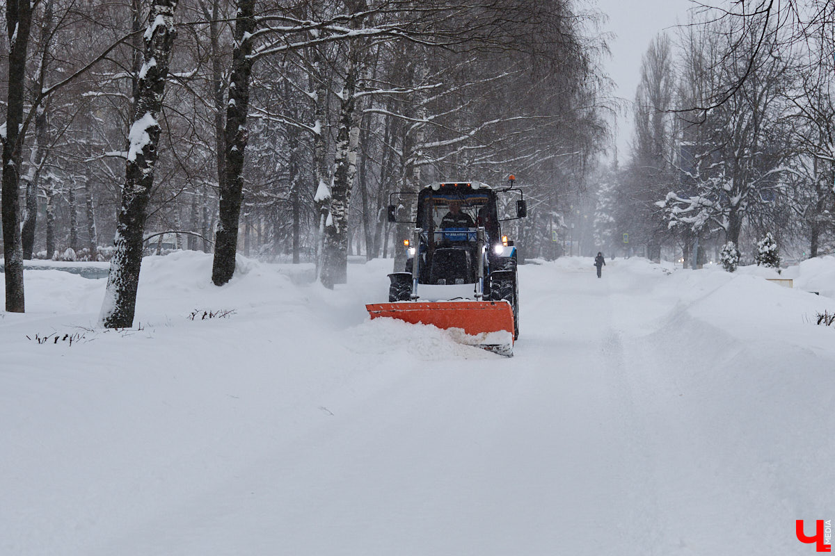 Всего за несколько первых дней января во Владимире выпала месячная норма осадков. На фоне прошлогодней почти «голой» зимы жители успели отвыкнуть от такого разгула стихии. Как областной центр пережил непогоду и когда вернется к привычному ритму жизни — фоторепортаж с городских улиц.