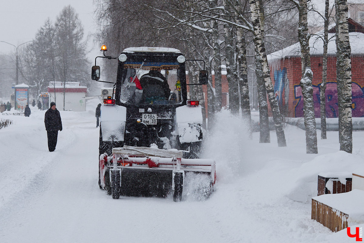 Всего за несколько первых дней января во Владимире выпала месячная норма осадков. На фоне прошлогодней почти «голой» зимы жители успели отвыкнуть от такого разгула стихии. Как областной центр пережил непогоду и когда вернется к привычному ритму жизни — фоторепортаж с городских улиц.