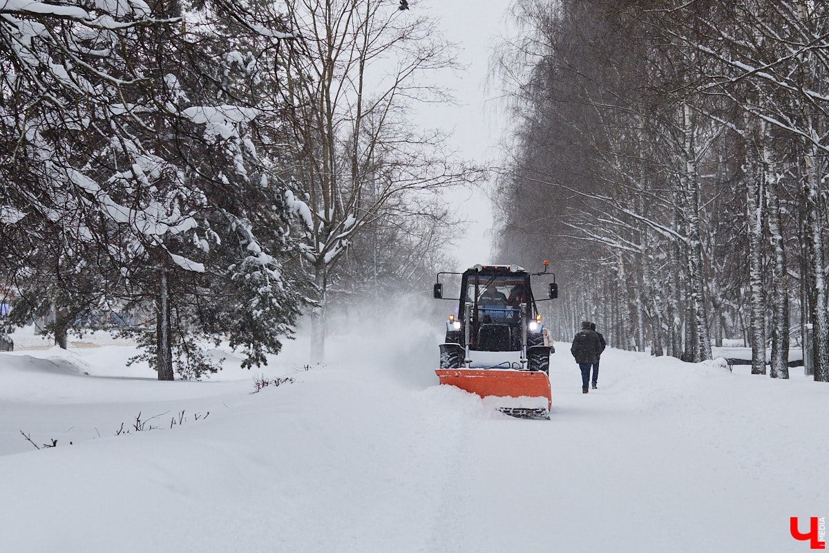 Всего за несколько первых дней января во Владимире выпала месячная норма осадков. На фоне прошлогодней почти «голой» зимы жители успели отвыкнуть от такого разгула стихии. Как областной центр пережил непогоду и когда вернется к привычному ритму жизни — фоторепортаж с городских улиц.