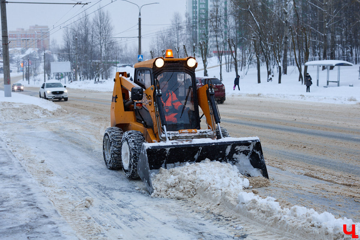 Всего за несколько первых дней января во Владимире выпала месячная норма осадков. На фоне прошлогодней почти «голой» зимы жители успели отвыкнуть от такого разгула стихии. Как областной центр пережил непогоду и когда вернется к привычному ритму жизни — фоторепортаж с городских улиц.