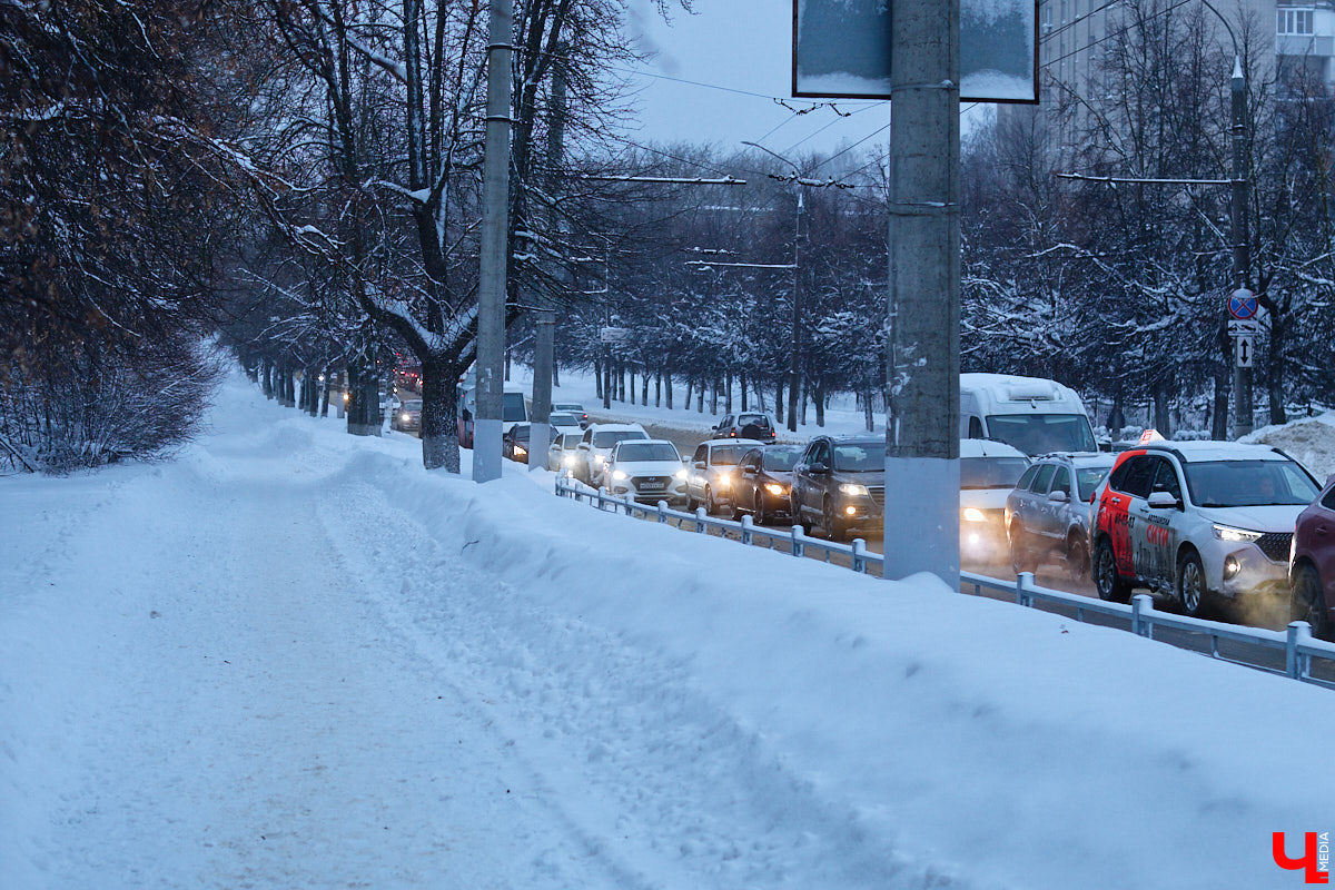 Всего за несколько первых дней января во Владимире выпала месячная норма осадков. На фоне прошлогодней почти «голой» зимы жители успели отвыкнуть от такого разгула стихии. Как областной центр пережил непогоду и когда вернется к привычному ритму жизни — фоторепортаж с городских улиц.