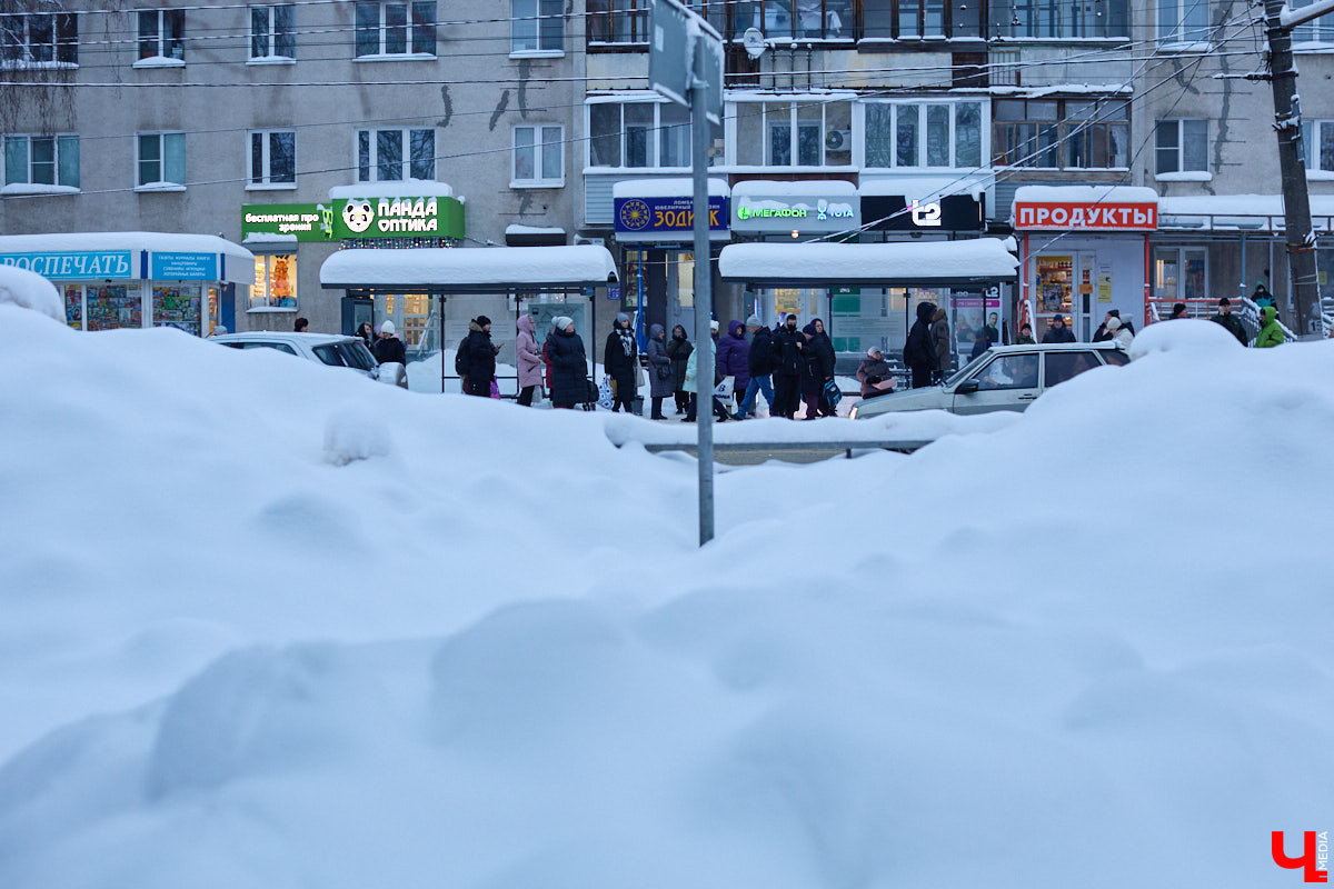 Всего за несколько первых дней января во Владимире выпала месячная норма осадков. На фоне прошлогодней почти «голой» зимы жители успели отвыкнуть от такого разгула стихии. Как областной центр пережил непогоду и когда вернется к привычному ритму жизни — фоторепортаж с городских улиц.