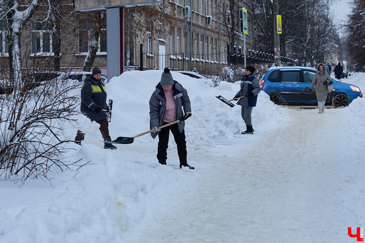 Всего за несколько первых дней января во Владимире выпала месячная норма осадков. На фоне прошлогодней почти «голой» зимы жители успели отвыкнуть от такого разгула стихии. Как областной центр пережил непогоду и когда вернется к привычному ритму жизни — фоторепортаж с городских улиц.