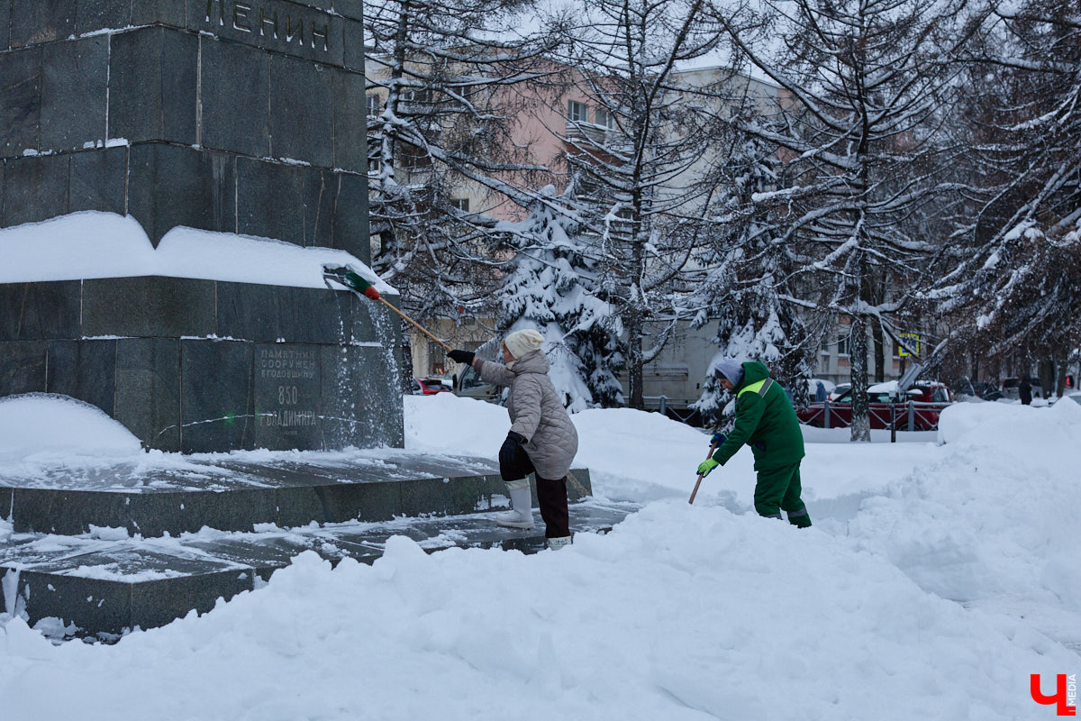 Всего за несколько первых дней января во Владимире выпала месячная норма осадков. На фоне прошлогодней почти «голой» зимы жители успели отвыкнуть от такого разгула стихии. Как областной центр пережил непогоду и когда вернется к привычному ритму жизни — фоторепортаж с городских улиц.