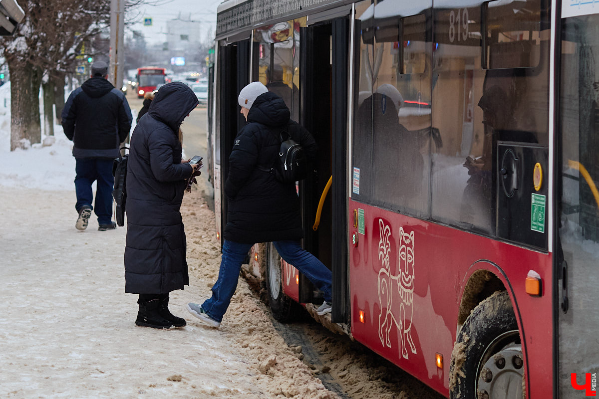 Всего за несколько первых дней января во Владимире выпала месячная норма осадков. На фоне прошлогодней почти «голой» зимы жители успели отвыкнуть от такого разгула стихии. Как областной центр пережил непогоду и когда вернется к привычному ритму жизни — фоторепортаж с городских улиц.