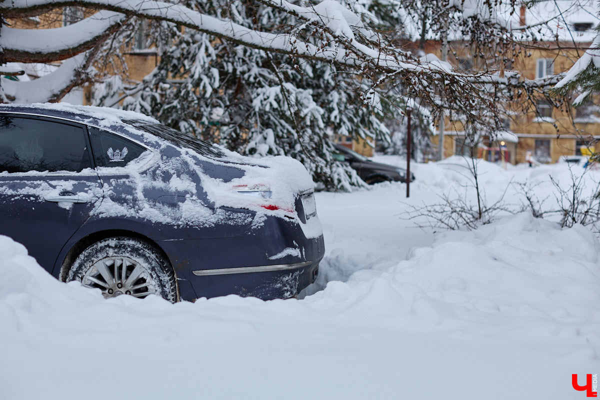 Всего за несколько первых дней января во Владимире выпала месячная норма осадков. На фоне прошлогодней почти «голой» зимы жители успели отвыкнуть от такого разгула стихии. Как областной центр пережил непогоду и когда вернется к привычному ритму жизни — фоторепортаж с городских улиц.