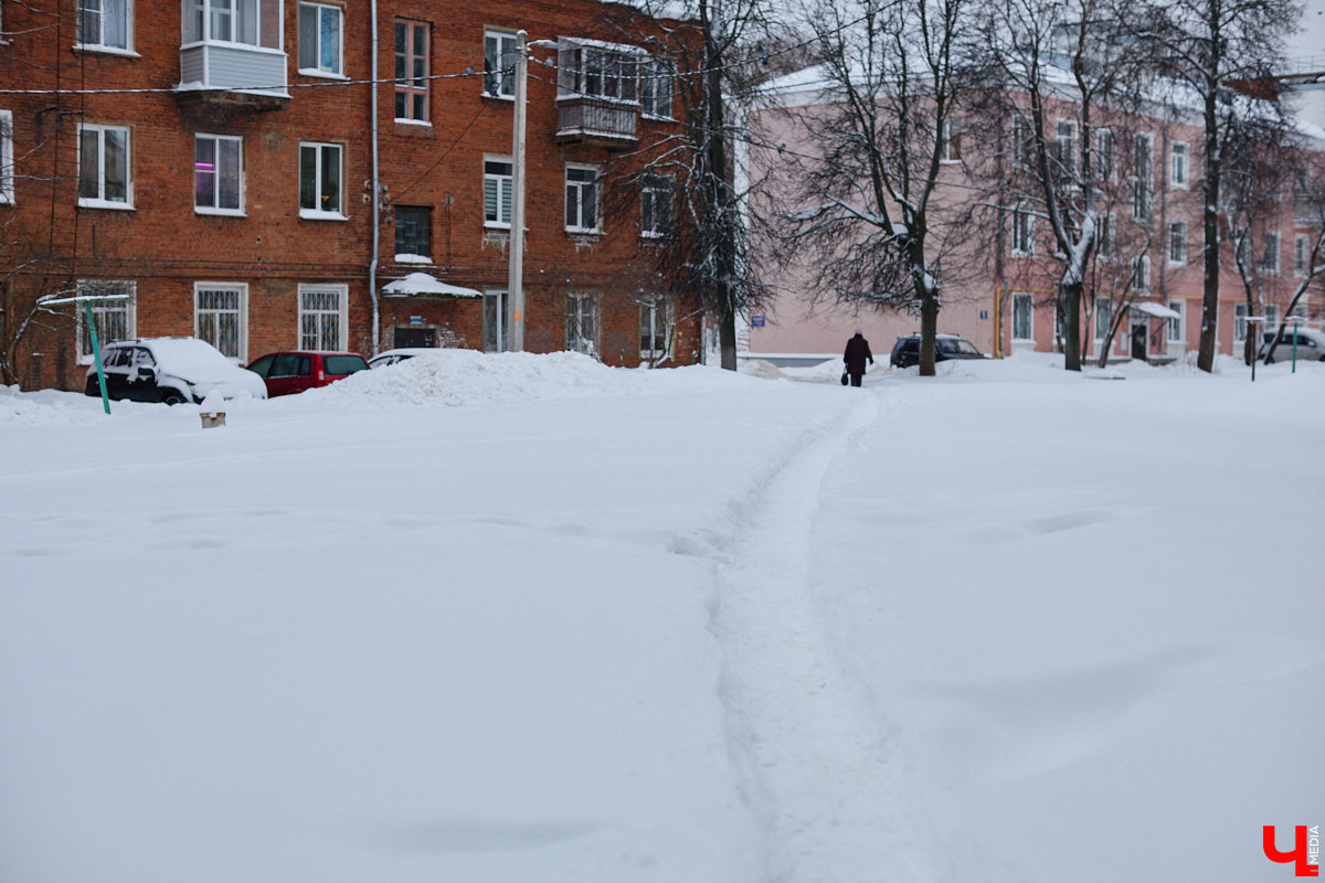 Всего за несколько первых дней января во Владимире выпала месячная норма осадков. На фоне прошлогодней почти «голой» зимы жители успели отвыкнуть от такого разгула стихии. Как областной центр пережил непогоду и когда вернется к привычному ритму жизни — фоторепортаж с городских улиц.