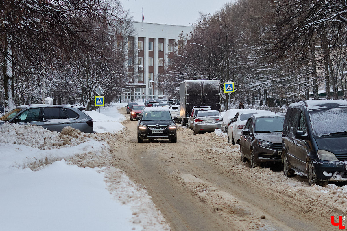 Всего за несколько первых дней января во Владимире выпала месячная норма осадков. На фоне прошлогодней почти «голой» зимы жители успели отвыкнуть от такого разгула стихии. Как областной центр пережил непогоду и когда вернется к привычному ритму жизни — фоторепортаж с городских улиц.