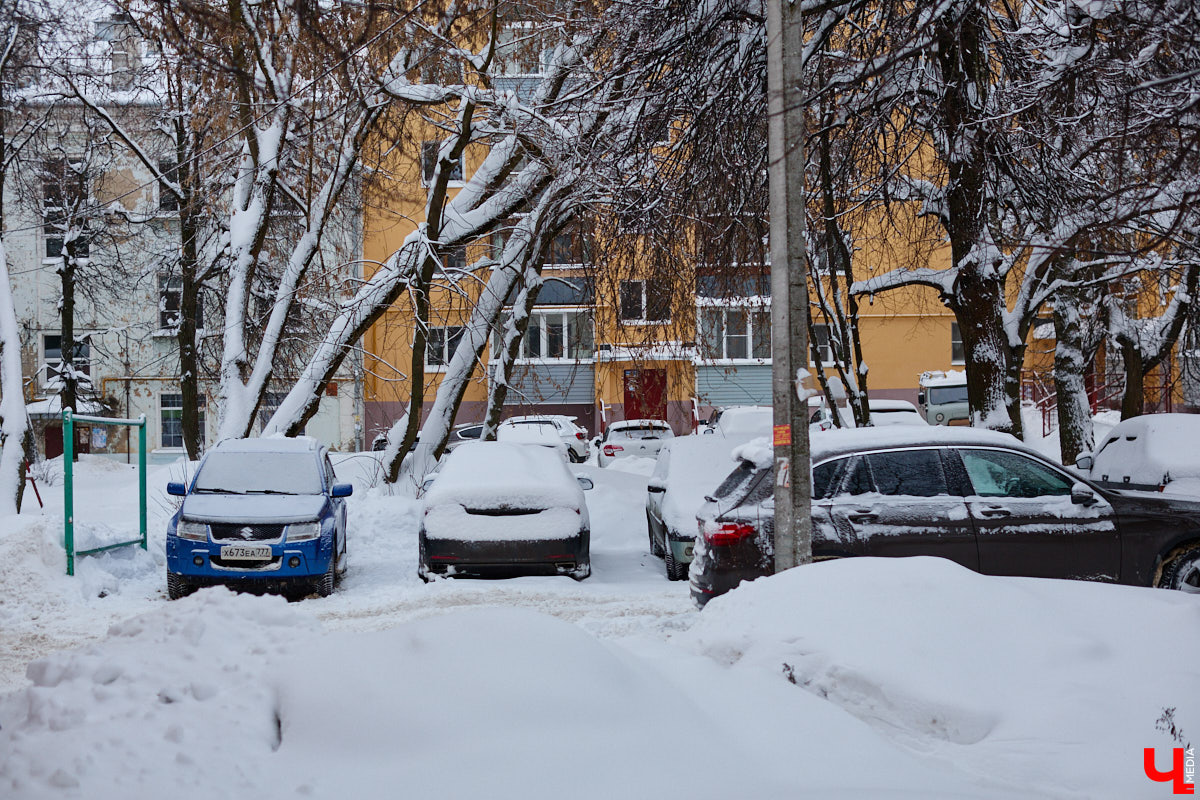 Всего за несколько первых дней января во Владимире выпала месячная норма осадков. На фоне прошлогодней почти «голой» зимы жители успели отвыкнуть от такого разгула стихии. Как областной центр пережил непогоду и когда вернется к привычному ритму жизни — фоторепортаж с городских улиц.