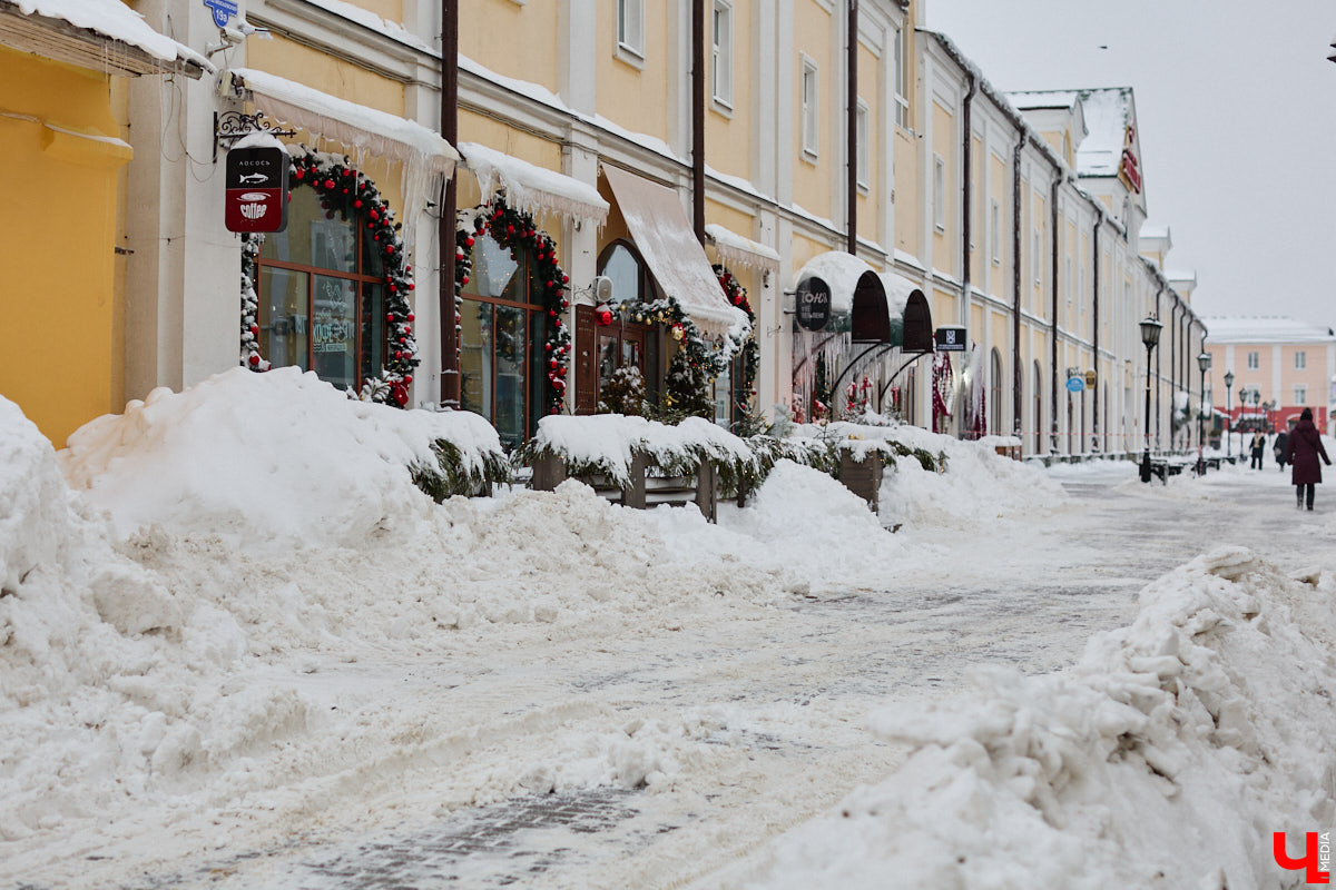 Всего за несколько первых дней января во Владимире выпала месячная норма осадков. На фоне прошлогодней почти «голой» зимы жители успели отвыкнуть от такого разгула стихии. Как областной центр пережил непогоду и когда вернется к привычному ритму жизни — фоторепортаж с городских улиц.