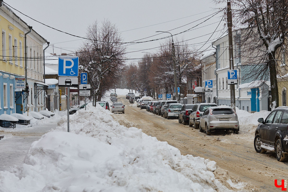 Всего за несколько первых дней января во Владимире выпала месячная норма осадков. На фоне прошлогодней почти «голой» зимы жители успели отвыкнуть от такого разгула стихии. Как областной центр пережил непогоду и когда вернется к привычному ритму жизни — фоторепортаж с городских улиц.