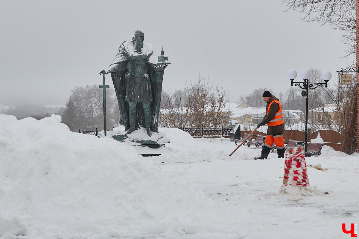 Всего за несколько первых дней января во Владимире выпала месячная норма осадков. На фоне прошлогодней почти «голой» зимы жители успели отвыкнуть от такого разгула стихии. Как областной центр пережил непогоду и когда вернется к привычному ритму жизни — фоторепортаж с городских улиц.