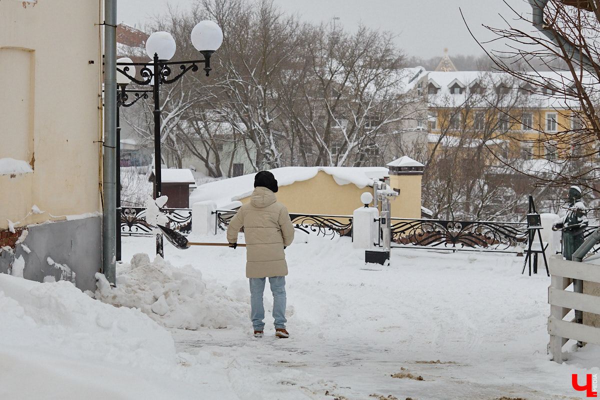 Всего за несколько первых дней января во Владимире выпала месячная норма осадков. На фоне прошлогодней почти «голой» зимы жители успели отвыкнуть от такого разгула стихии. Как областной центр пережил непогоду и когда вернется к привычному ритму жизни — фоторепортаж с городских улиц.