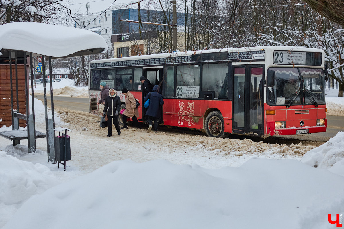 Всего за несколько первых дней января во Владимире выпала месячная норма осадков. На фоне прошлогодней почти «голой» зимы жители успели отвыкнуть от такого разгула стихии. Как областной центр пережил непогоду и когда вернется к привычному ритму жизни — фоторепортаж с городских улиц.