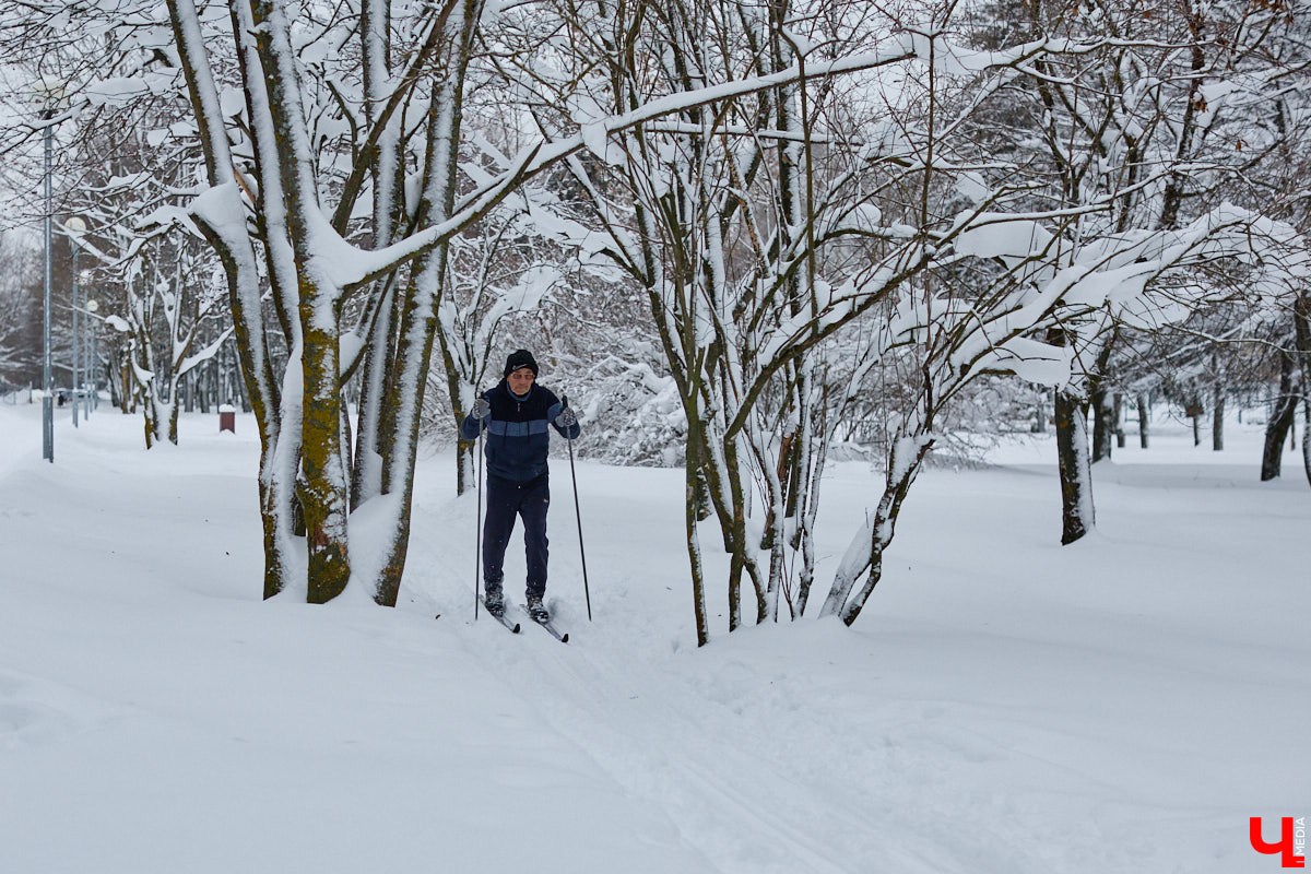 Всего за несколько первых дней января во Владимире выпала месячная норма осадков. На фоне прошлогодней почти «голой» зимы жители успели отвыкнуть от такого разгула стихии. Как областной центр пережил непогоду и когда вернется к привычному ритму жизни — фоторепортаж с городских улиц.