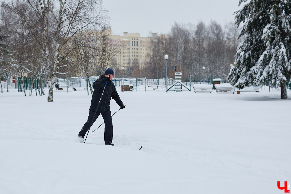Всего за несколько первых дней января во Владимире выпала месячная норма осадков. На фоне прошлогодней почти «голой» зимы жители успели отвыкнуть от такого разгула стихии. Как областной центр пережил непогоду и когда вернется к привычному ритму жизни — фоторепортаж с городских улиц.