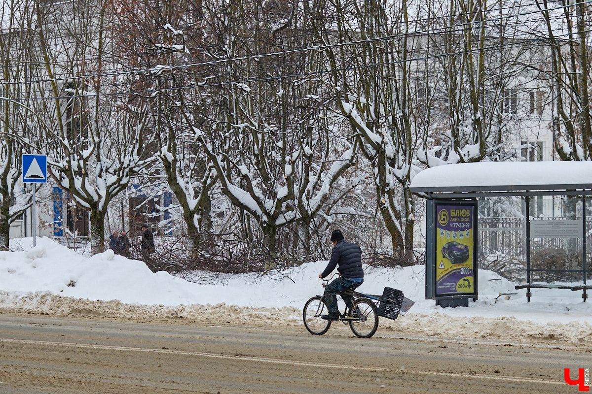 Всего за несколько первых дней января во Владимире выпала месячная норма осадков. На фоне прошлогодней почти «голой» зимы жители успели отвыкнуть от такого разгула стихии. Как областной центр пережил непогоду и когда вернется к привычному ритму жизни — фоторепортаж с городских улиц.