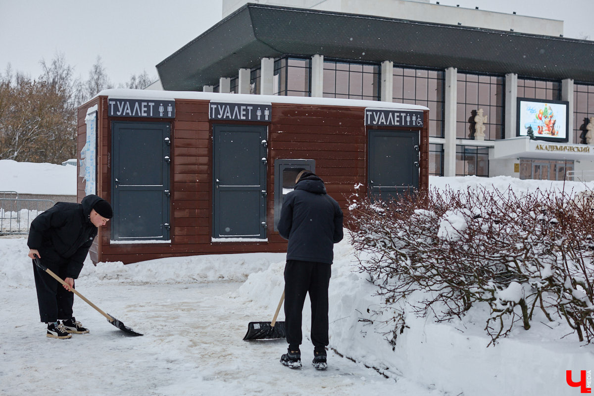 Всего за несколько первых дней января во Владимире выпала месячная норма осадков. На фоне прошлогодней почти «голой» зимы жители успели отвыкнуть от такого разгула стихии. Как областной центр пережил непогоду и когда вернется к привычному ритму жизни — фоторепортаж с городских улиц.