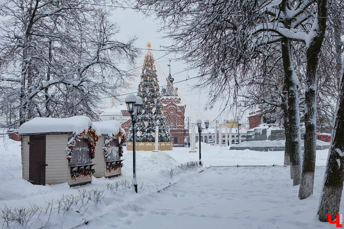 Всего за несколько первых дней января во Владимире выпала месячная норма осадков. На фоне прошлогодней почти «голой» зимы жители успели отвыкнуть от такого разгула стихии. Как областной центр пережил непогоду и когда вернется к привычному ритму жизни — фоторепортаж с городских улиц.