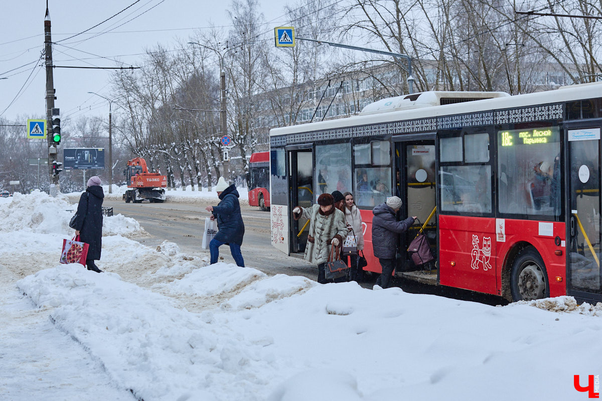 Всего за несколько первых дней января во Владимире выпала месячная норма осадков. На фоне прошлогодней почти «голой» зимы жители успели отвыкнуть от такого разгула стихии. Как областной центр пережил непогоду и когда вернется к привычному ритму жизни — фоторепортаж с городских улиц.