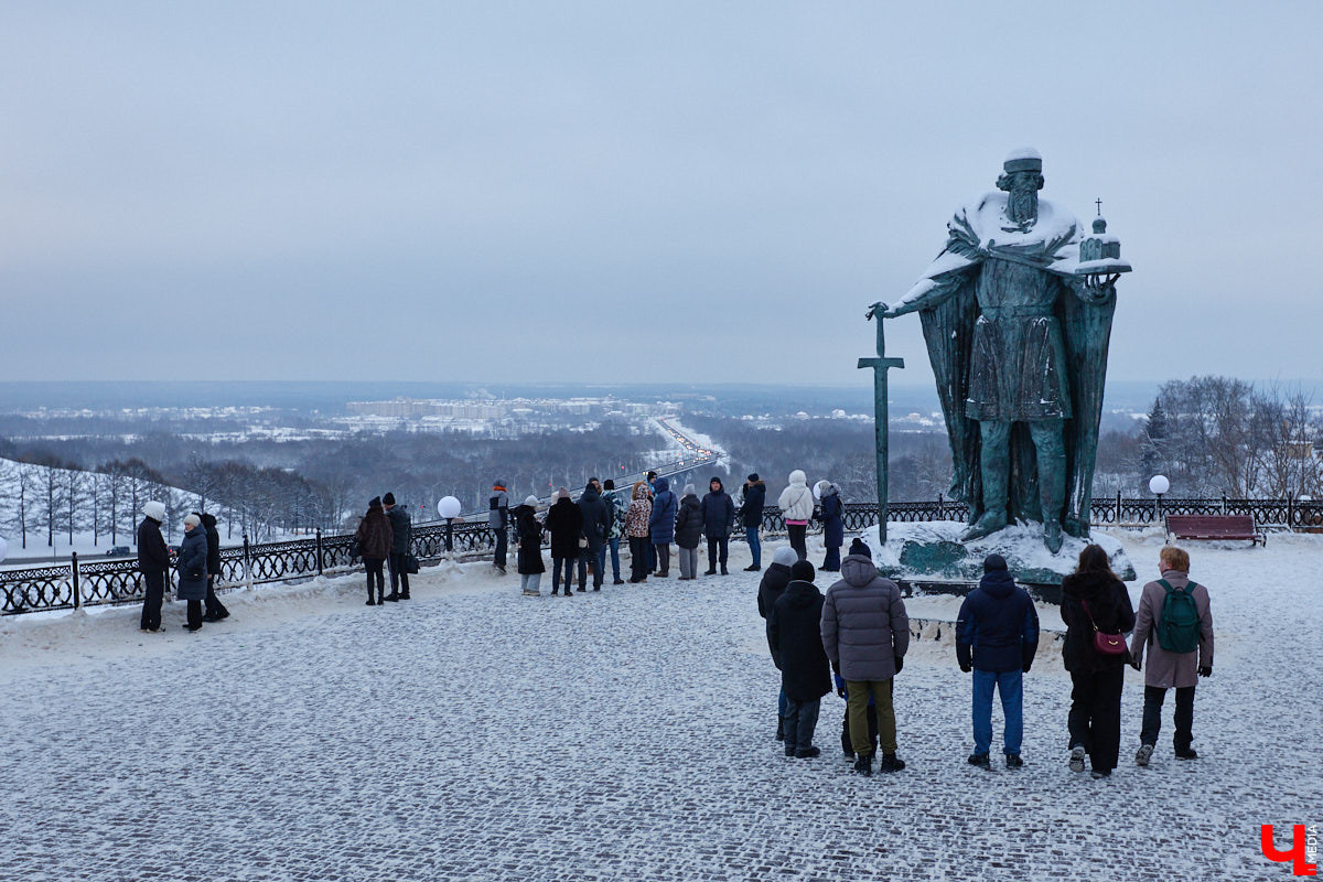 На смотровую площадку позади «Старой аптеки» водрузили фигуру Юрия Долгорукого. И, надо признать, новый памятник произвел «вау-эффект». Вот только положительными его вряд ли назовешь. На протяжении двух недель местные скульпторы, дизайнеры и жители города рассматривали работу, составляя о ней свое мнение. Какое? Сейчас узнаем.