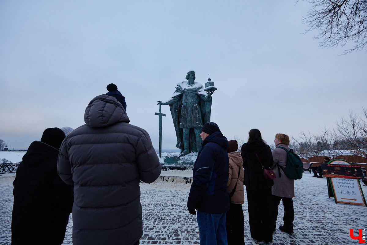 На смотровую площадку позади «Старой аптеки» водрузили фигуру Юрия Долгорукого. И, надо признать, новый памятник произвел «вау-эффект». Вот только положительными его вряд ли назовешь. На протяжении двух недель местные скульпторы, дизайнеры и жители города рассматривали работу, составляя о ней свое мнение. Какое? Сейчас узнаем.