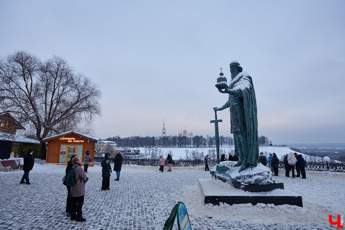 На смотровую площадку позади «Старой аптеки» водрузили фигуру Юрия Долгорукого. И, надо признать, новый памятник произвел «вау-эффект». Вот только положительными его вряд ли назовешь. На протяжении двух недель местные скульпторы, дизайнеры и жители города рассматривали работу, составляя о ней свое мнение. Какое? Сейчас узнаем.