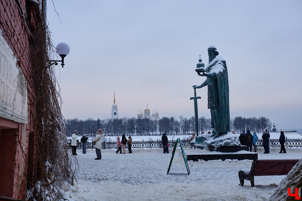 На смотровую площадку позади «Старой аптеки» водрузили фигуру Юрия Долгорукого. И, надо признать, новый памятник произвел «вау-эффект». Вот только положительными его вряд ли назовешь. На протяжении двух недель местные скульпторы, дизайнеры и жители города рассматривали работу, составляя о ней свое мнение. Какое? Сейчас узнаем.