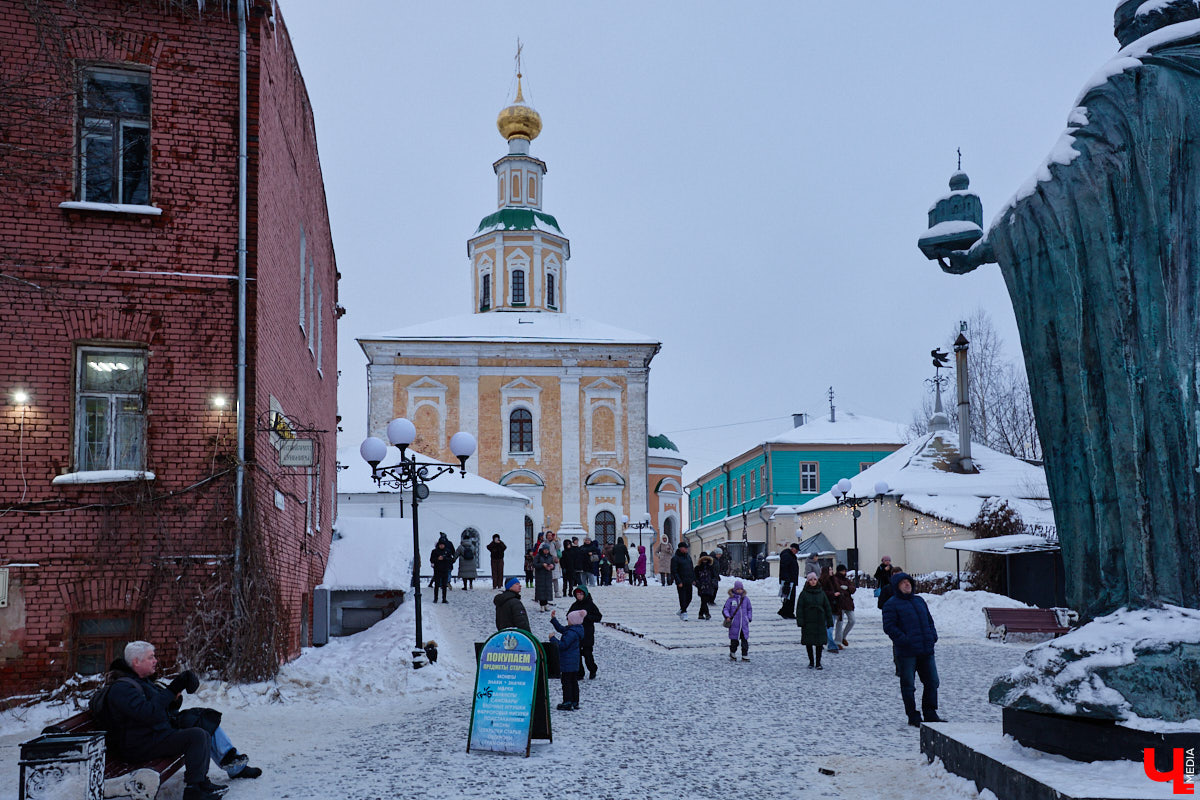 На смотровую площадку позади «Старой аптеки» водрузили фигуру Юрия Долгорукого. И, надо признать, новый памятник произвел «вау-эффект». Вот только положительными его вряд ли назовешь. На протяжении двух недель местные скульпторы, дизайнеры и жители города рассматривали работу, составляя о ней свое мнение. Какое? Сейчас узнаем.
