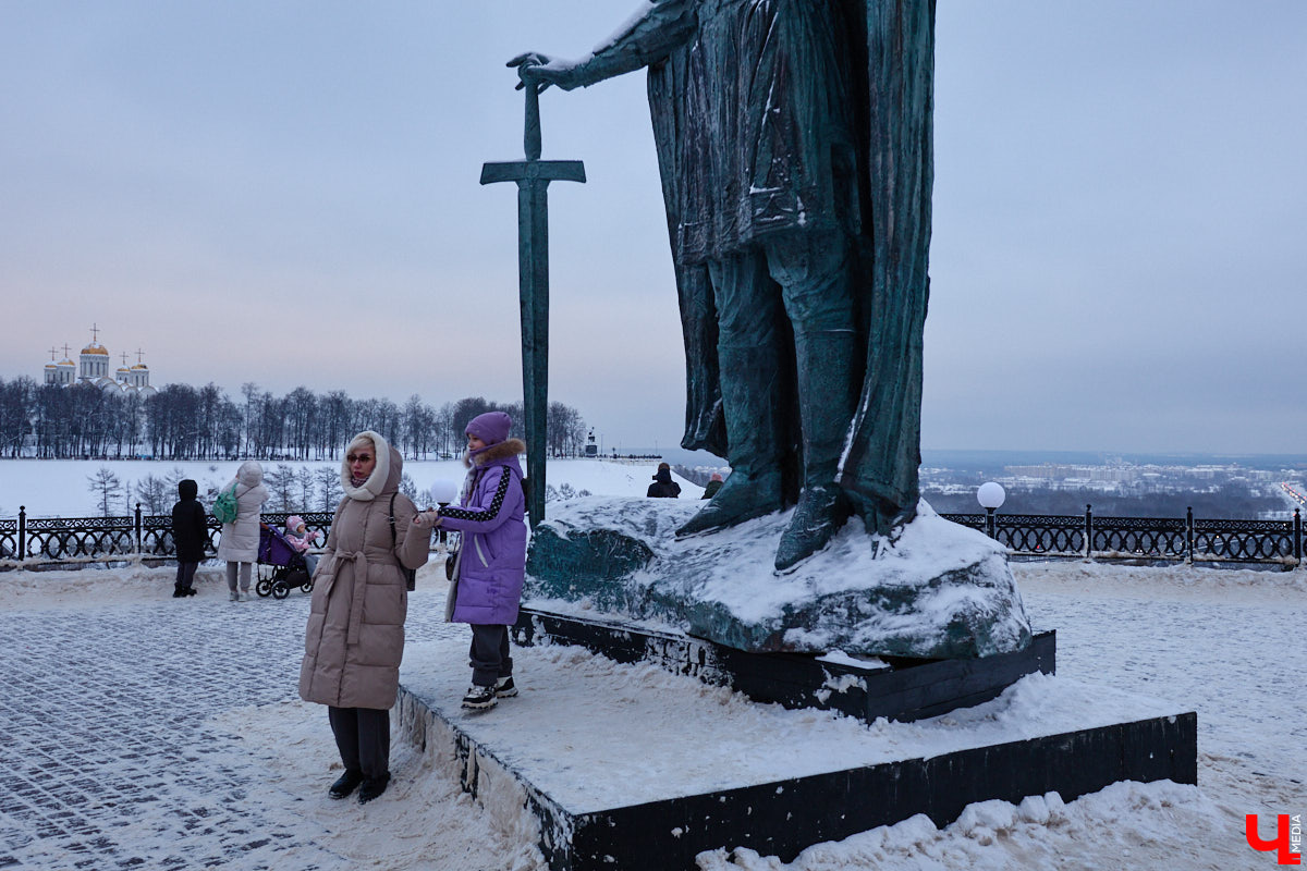 На смотровую площадку позади «Старой аптеки» водрузили фигуру Юрия Долгорукого. И, надо признать, новый памятник произвел «вау-эффект». Вот только положительными его вряд ли назовешь. На протяжении двух недель местные скульпторы, дизайнеры и жители города рассматривали работу, составляя о ней свое мнение. Какое? Сейчас узнаем.