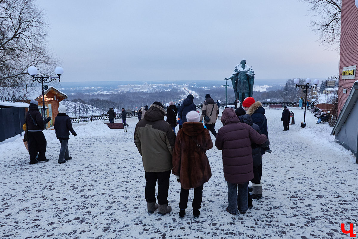На смотровую площадку позади «Старой аптеки» водрузили фигуру Юрия Долгорукого. И, надо признать, новый памятник произвел «вау-эффект». Вот только положительными его вряд ли назовешь. На протяжении двух недель местные скульпторы, дизайнеры и жители города рассматривали работу, составляя о ней свое мнение. Какое? Сейчас узнаем.