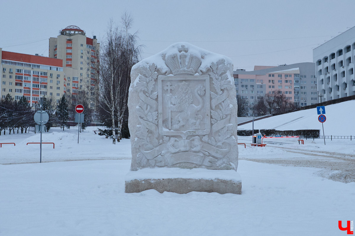 На смотровую площадку позади «Старой аптеки» водрузили фигуру Юрия Долгорукого. И, надо признать, новый памятник произвел «вау-эффект». Вот только положительными его вряд ли назовешь. На протяжении двух недель местные скульпторы, дизайнеры и жители города рассматривали работу, составляя о ней свое мнение. Какое? Сейчас узнаем.