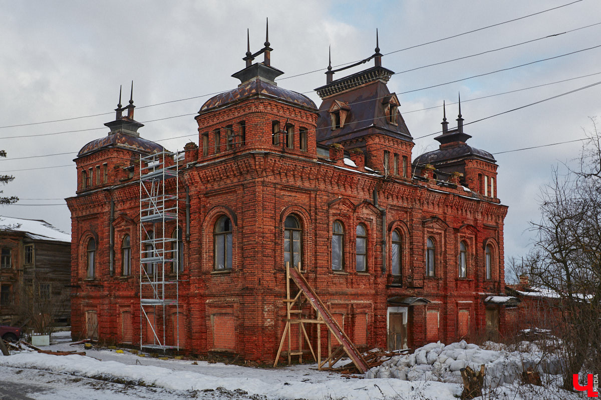 Мстёра стала частью маршрута «Золотое кольцо России», но работы в поселке непочатый край. Спасти ряд памятников архитектуры взялся филантроп Федор Савинцев. Однако за несколько лет его проект перерос в эпопею, которой не видно края. Впрочем, москвич не сдается и вносит вклад в развитие живописного края.