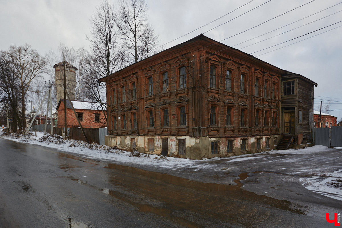 Мстёра стала частью маршрута «Золотое кольцо России», но работы в поселке непочатый край. Спасти ряд памятников архитектуры взялся филантроп Федор Савинцев. Однако за несколько лет его проект перерос в эпопею, которой не видно края. Впрочем, москвич не сдается и вносит вклад в развитие живописного края.