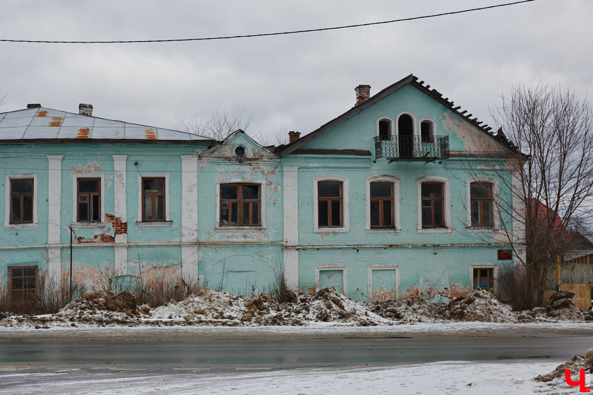 Мстёра стала частью маршрута «Золотое кольцо России», но работы в поселке непочатый край. Спасти ряд памятников архитектуры взялся филантроп Федор Савинцев. Однако за несколько лет его проект перерос в эпопею, которой не видно края. Впрочем, москвич не сдается и вносит вклад в развитие живописного края.