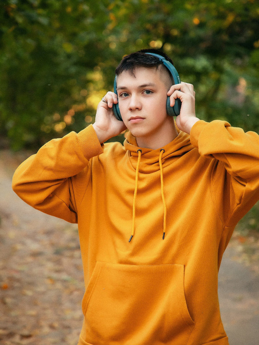 Кто из нас в детстве не хотел стать популярным певцом и сиять на сцене рядом со своими кумирами? 16-летний Денис Бродский из Коврова не просто идет к цели, а мчит на всех парах! Парень давно исполняет собственные треки, а недавно смог спеть вместе со Светланой Сургановой. «Ключ-Медиа» узнал, как ему это удалось.