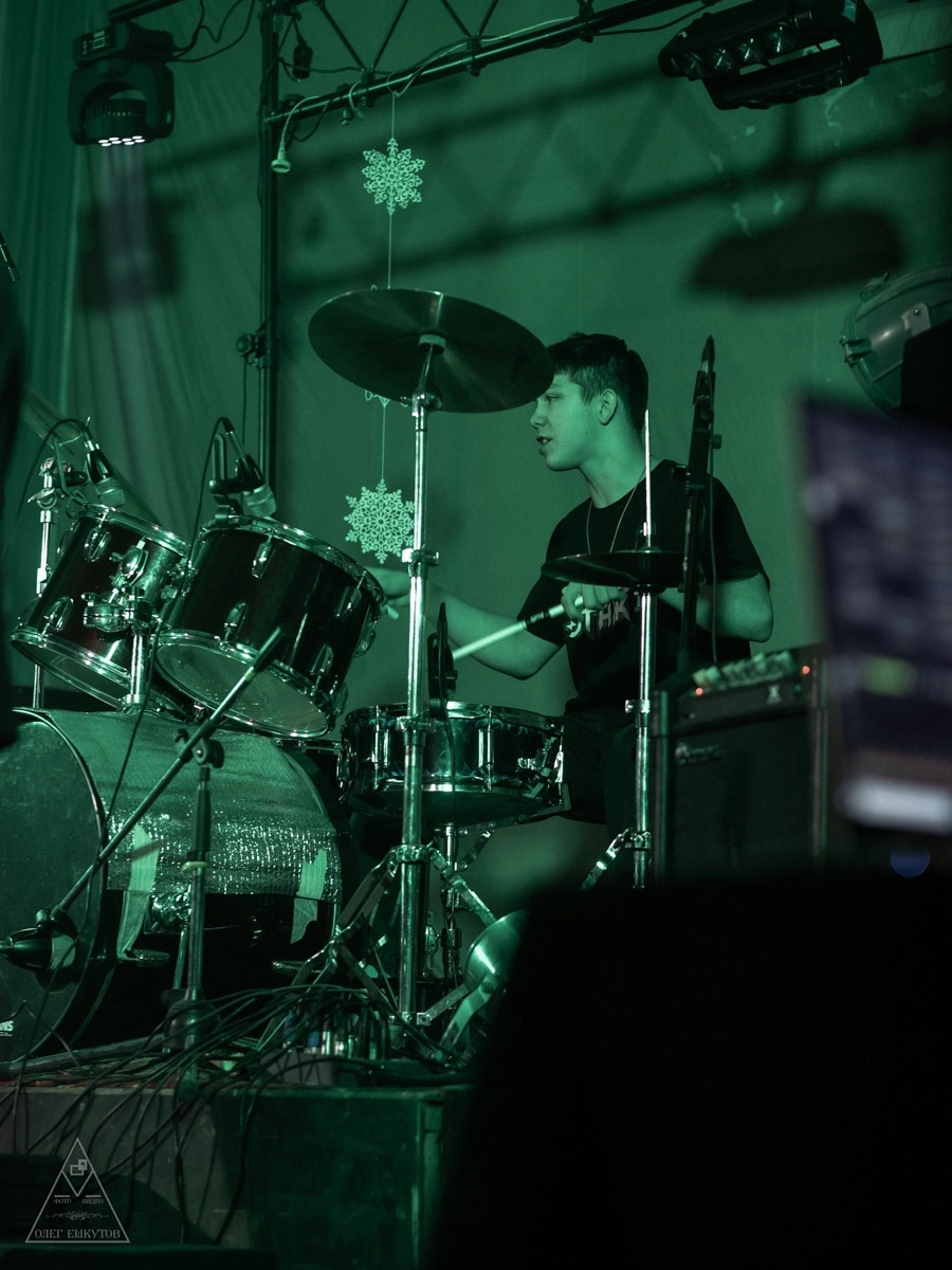 Кто из нас в детстве не хотел стать популярным певцом и сиять на сцене рядом со своими кумирами? 16-летний Денис Бродский из Коврова не просто идет к цели, а мчит на всех парах! Парень давно исполняет собственные треки, а недавно смог спеть вместе со Светланой Сургановой. «Ключ-Медиа» узнал, как ему это удалось.